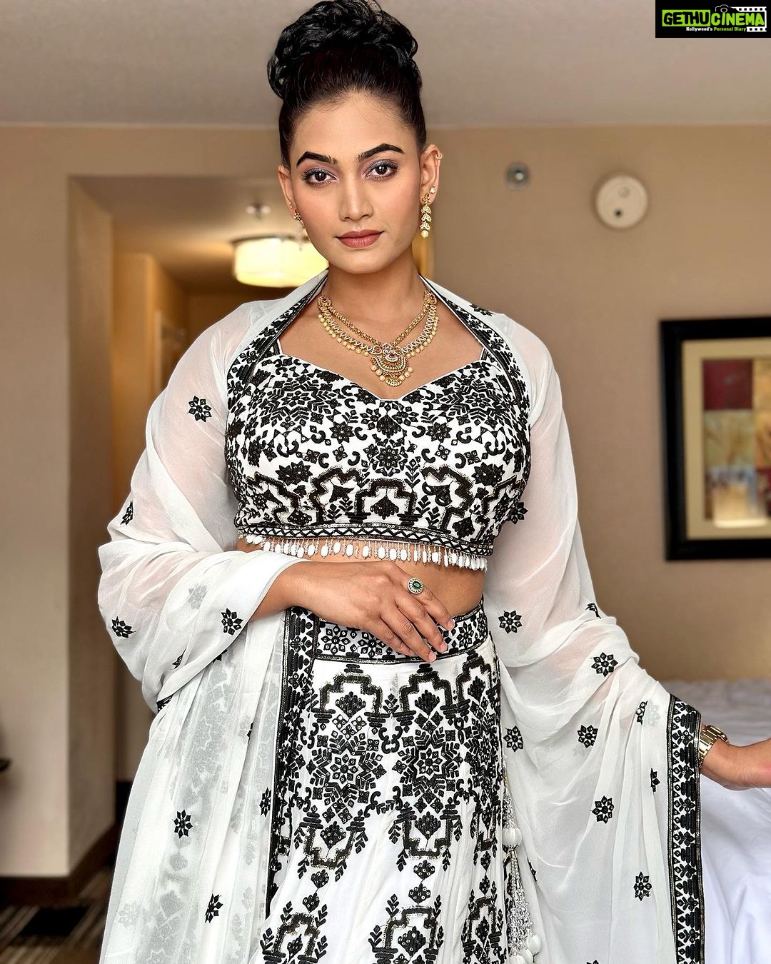 Spandana Palli Instagram - Which one is your favourite 😻 mine is 3rd 2nd 1st 4th hahahaha🎉 #comments please This beautiful dress by @divaregalia New York, New York