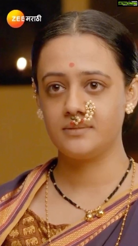 Spruha Joshi Instagram - ‘लोकमान्य’ मालिकेचा हा माझ्यावर चित्रित झालेला, शूटच्या शेवटच्या दिवशीचा शेवटचा प्रसंग! सत्यभामेच्या व्यक्तिमत्त्वातला सगळा अर्क या एका प्रसंगात आहे! मी भाग्यवान आहे हे सादर करण्याची संधी मिळाल्याबद्दल.. असे निर्माते, दिग्दर्शक, सहकलाकार प्रत्येक कलाकाराला मिळत राहोत.. @zeemarathiofficial @dashami_official @malegaonkasuperman @kalyanipathare @adwaitdadarkarofficial @arti.more18 @fidato_83 @kshitish.date__making.believe @aparna.padgaonkar @ninadvaidya @ambar_ganpule @rohanktendulkar @akash_shirke @parth_padmashali_official3 @joshi.sampada @vaikhari_pathak @o.m.k.a.r_kulkarni @dastangoakshay @writerbhaktiparab @ambar_ganpule @rohanktendulkar @akash_shirke #spruhajoshi #marathiactors #movies #theatre #actorslife #zee #zeemarathi #marathitelevision #lokmanya #lokmanyatilak