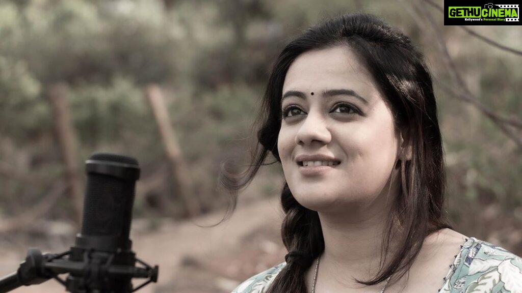 Spruha Joshi Instagram - Smiles, sunshine, and a sprinkle of magic. 📸 @kshotsrkp #spruhajoshi #marathiactors #movies #theatre #actorslife #life