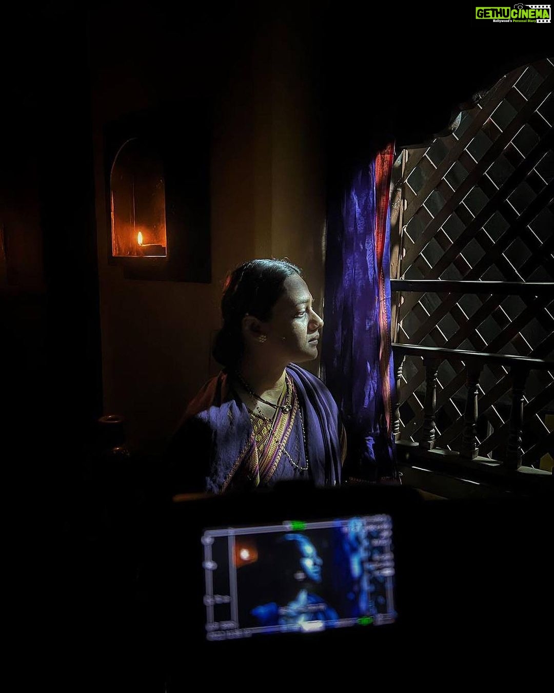 Spruha Joshi Instagram - माझ्या आयुष्यात आल्याबद्दल खूप खूप आभार, भामे.. 🌸 स्वप्नात स्वप्न.. भासात भास सुवर्ण मृग.. अलगद फास नाटकात नाटक.. तळ्यात चंद्र वारा झपताल.. सप्तक मंद्र पायी पैंजण.. भवताल कुंपण तुझ्यात मी.. माझ्यात तू ... अमर्याद एकटेपण.. !! - स्पृहा. @zeemarathiofficial @dashami_official @malegaonkasuperman @kalyanipathare @adwaitdadarkarofficial @arti.more18 @fidato_83 @kshitish.date__making.believe @aparna.padgaonkar @ninadvaidya @ambar_ganpule @rohanktendulkar @akash_shirke @parth_padmashali_official3 @joshi.sampada @vaikhari_pathak @o.m.k.a.r_kulkarni @dastangoakshay @writerbhaktiparab @ambar_ganpule @rohanktendulkar @akash_shirke #spruhajoshi #marathiactors #movies #theatre #actorslife #zee #zeemarathi #marathitelevision #lokmanya #lokmanyatilak