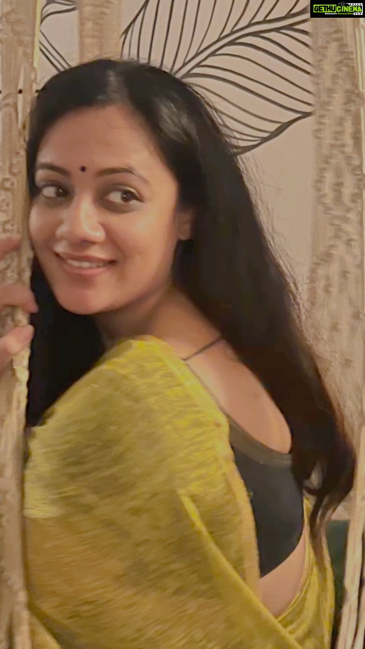 Spruha Joshi Instagram - Just.. Flaunting a saree gifted by @kshipra_joshi ❤️😘