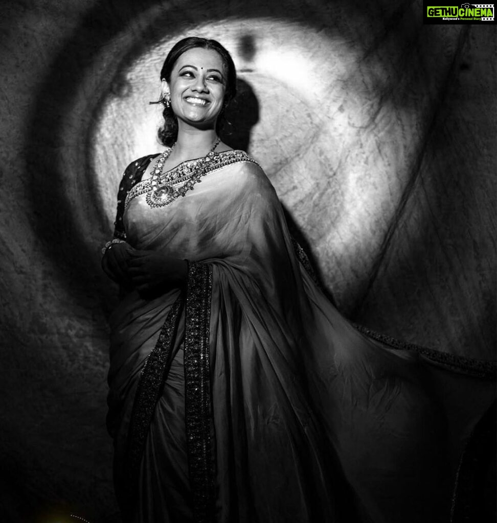 Spruha Joshi Instagram - Life is better in black and white. #spruhajoshi #marathiactors #movies #theatre #actorslife #zee #zeemarathi #marathitelevision