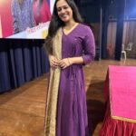 Spruha Joshi Instagram - ‘स्वरगंध’ कलामंच तर्फे आजचा गोरेगावातला आमचा प्रयोग काय तुफान रंगलाय! आजच्या जाणत्या रसिकांमध्ये माझी लाडकी शुभांगी मावशी आणि मिलिंद दादा आवर्जून उपस्थित होते. त्यांच्या डोळ्यांतलं कौतुक ही आजची सगळ्यात मोठी कमाई!!! Outfit by :- @cottoncottageindia Styled by :- @tanmay_jangam #spruhajoshi #actingcareer #marathiactors #movies #theatre #actorslife #marathitelevision #singer #artist #mumbai