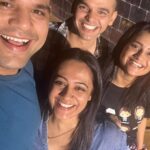 Spruha Joshi Instagram - Celebrating 💯 episodes of Lokmanya with a happy cast and crew.. Wonderful people.. Wonderful vibes! 😇💕
