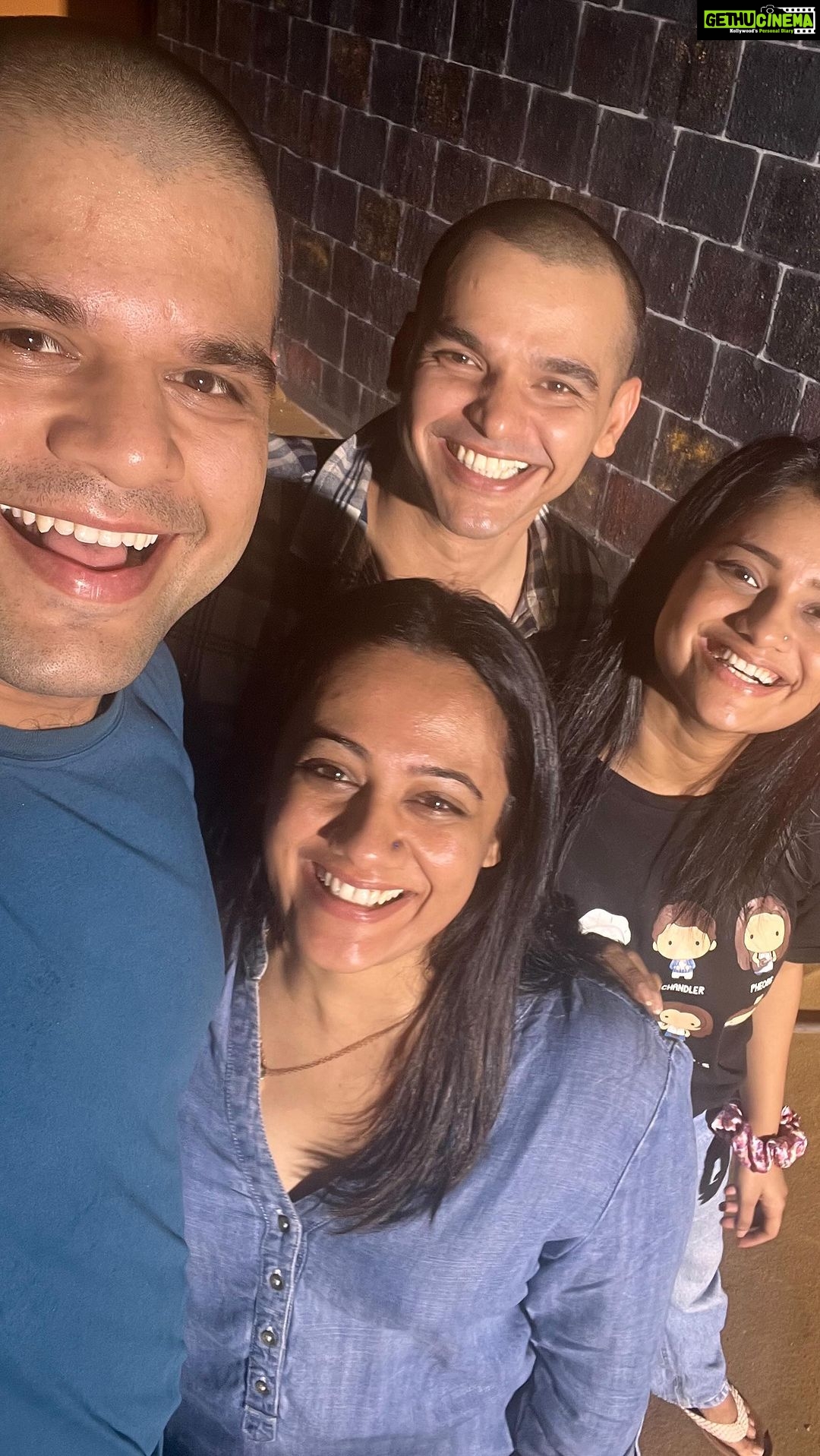 Spruha Joshi Instagram - Celebrating 💯 episodes of Lokmanya with a happy cast and crew.. Wonderful people.. Wonderful vibes! 😇💕