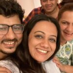 Spruha Joshi Instagram - Blurry.. But cute!! 😚 celebrating 100 episodes of ‘Lokmanya’ with this lovely bunch of people 💜 @o.m.k.a.r_kulkarni you are dearly missed in the pictures 🤗 It’s been a delightful journey with you all.. Much much love 💕