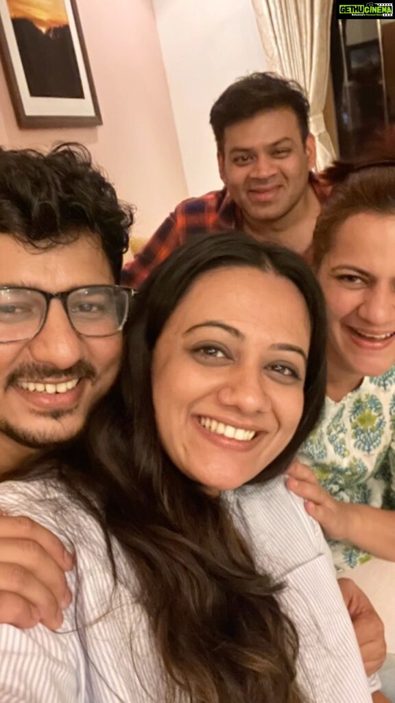 Spruha Joshi Instagram - Blurry.. But cute!! 😚 celebrating 100 episodes of ‘Lokmanya’ with this lovely bunch of people 💜 @o.m.k.a.r_kulkarni you are dearly missed in the pictures 🤗 It’s been a delightful journey with you all.. Much much love 💕