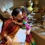 Spruha Joshi Instagram - आपल्या निरागस गोडव्याने या बाळाने ‘लोकमान्य’ च्या टीम मधल्या आम्हा सगळ्यांच्या मनात कायमची जागा तयार केलीय.. आमची “कृष्णा” ❤️ @samayra_patil13