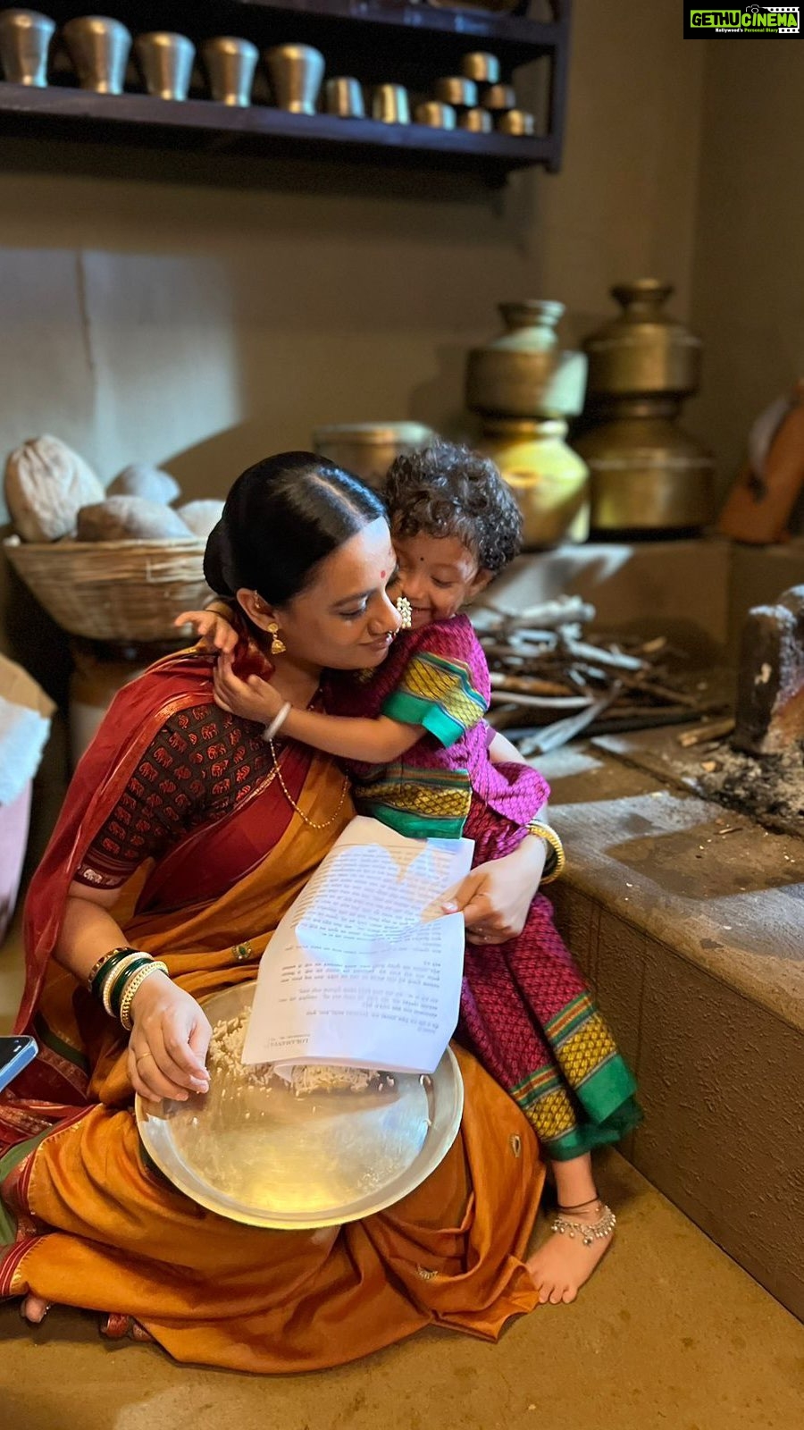 Spruha Joshi Instagram - आपल्या निरागस गोडव्याने या बाळाने ‘लोकमान्य’ च्या टीम मधल्या आम्हा सगळ्यांच्या मनात कायमची जागा तयार केलीय.. आमची “कृष्णा” ❤️ @samayra_patil13