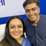 Spruha Joshi Instagram - कविता रुजूनि येती.. धन्यवाद ‘महाराष्ट्र टाईम्स’ या अनुभवासाठी 🙂 Saree by - @shinell27 @tanmay_jangam @kishorsawmitrasawmitra @madhurani.prabhulkar @guruthakurofficial @sangesamira @maharashtratimesonline @mumbaitimes #spruhajoshi #marathiactors #movies #theatre #actorslife #zee #zeemarathi #marathitelevision