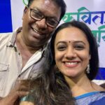 Spruha Joshi Instagram - कविता रुजूनि येती.. धन्यवाद ‘महाराष्ट्र टाईम्स’ या अनुभवासाठी 🙂 Saree by - @shinell27 @tanmay_jangam @kishorsawmitrasawmitra @madhurani.prabhulkar @guruthakurofficial @sangesamira @maharashtratimesonline @mumbaitimes #spruhajoshi #marathiactors #movies #theatre #actorslife #zee #zeemarathi #marathitelevision