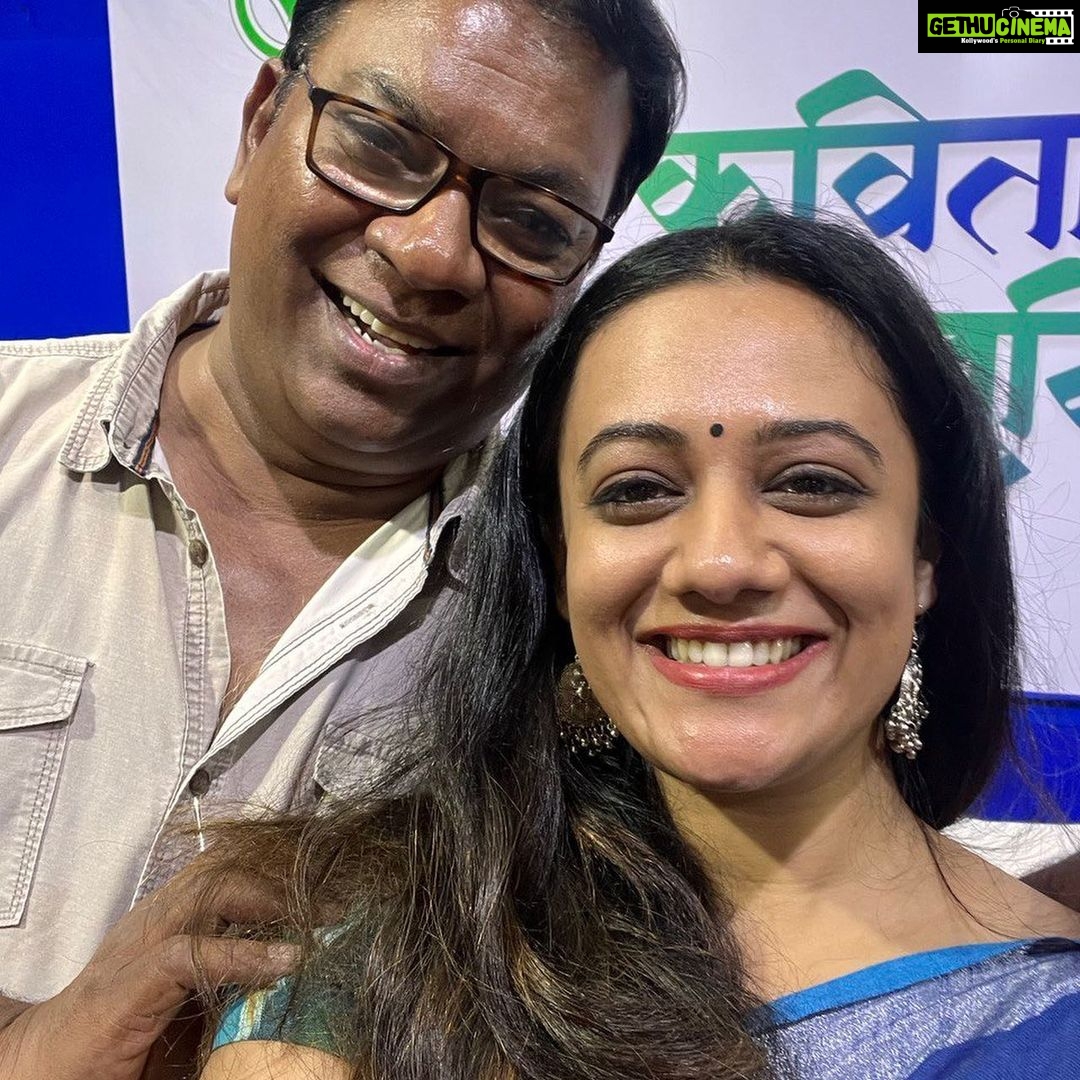 Spruha Joshi Instagram - कविता रुजूनि येती.. धन्यवाद ‘महाराष्ट्र टाईम्स’ या अनुभवासाठी 🙂 Saree by - @shinell27 @tanmay_jangam @kishorsawmitrasawmitra @madhurani.prabhulkar @guruthakurofficial @sangesamira @maharashtratimesonline @mumbaitimes #spruhajoshi #marathiactors #movies #theatre #actorslife #zee #zeemarathi #marathitelevision