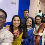 Spruha Joshi Instagram - कविता रुजूनि येती.. धन्यवाद ‘महाराष्ट्र टाईम्स’ या अनुभवासाठी 🙂 Saree by - @shinell27 @tanmay_jangam @kishorsawmitrasawmitra @madhurani.prabhulkar @guruthakurofficial @sangesamira @maharashtratimesonline @mumbaitimes #spruhajoshi #marathiactors #movies #theatre #actorslife #zee #zeemarathi #marathitelevision
