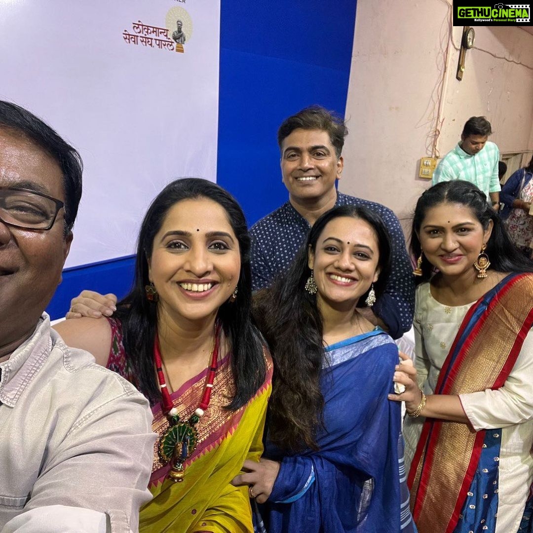 Spruha Joshi Instagram - कविता रुजूनि येती.. धन्यवाद ‘महाराष्ट्र टाईम्स’ या अनुभवासाठी 🙂 Saree by - @shinell27 @tanmay_jangam @kishorsawmitrasawmitra @madhurani.prabhulkar @guruthakurofficial @sangesamira @maharashtratimesonline @mumbaitimes #spruhajoshi #marathiactors #movies #theatre #actorslife #zee #zeemarathi #marathitelevision