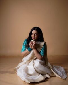Spruha Joshi Instagram - Hopeful for what this year brings.!
Thank you so much everyone for your wish, it means a lot ❤️

Photos by @smilepm19
Makeup and hair by @thearchanamakeovers
Edit by @siddhi_chikhalkar
Styled by @tanmay_jangam