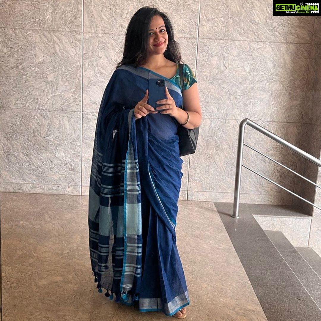 Spruha Joshi Instagram - कविता रुजूनि येती.. धन्यवाद ‘महाराष्ट्र टाईम्स’ या अनुभवासाठी 🙂 Saree by - @shinell27 @tanmay_jangam @kishorsawmitrasawmitra @madhurani.prabhulkar @guruthakurofficial @sangesamira @maharashtratimesonline @mumbaitimes #spruhajoshi #marathiactors #movies #theatre #actorslife #zee #zeemarathi #marathitelevision