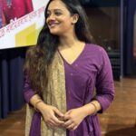 Spruha Joshi Instagram - ‘स्वरगंध’ कलामंच तर्फे आजचा गोरेगावातला आमचा प्रयोग काय तुफान रंगलाय! आजच्या जाणत्या रसिकांमध्ये माझी लाडकी शुभांगी मावशी आणि मिलिंद दादा आवर्जून उपस्थित होते. त्यांच्या डोळ्यांतलं कौतुक ही आजची सगळ्यात मोठी कमाई!!! Outfit by :- @cottoncottageindia Styled by :- @tanmay_jangam #spruhajoshi #actingcareer #marathiactors #movies #theatre #actorslife #marathitelevision #singer #artist #mumbai