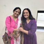 Spruha Joshi Instagram - ‘स्वरगंध’ कलामंच तर्फे आजचा गोरेगावातला आमचा प्रयोग काय तुफान रंगलाय! आजच्या जाणत्या रसिकांमध्ये माझी लाडकी शुभांगी मावशी आणि मिलिंद दादा आवर्जून उपस्थित होते. त्यांच्या डोळ्यांतलं कौतुक ही आजची सगळ्यात मोठी कमाई!!! Outfit by :- @cottoncottageindia Styled by :- @tanmay_jangam #spruhajoshi #actingcareer #marathiactors #movies #theatre #actorslife #marathitelevision #singer #artist #mumbai