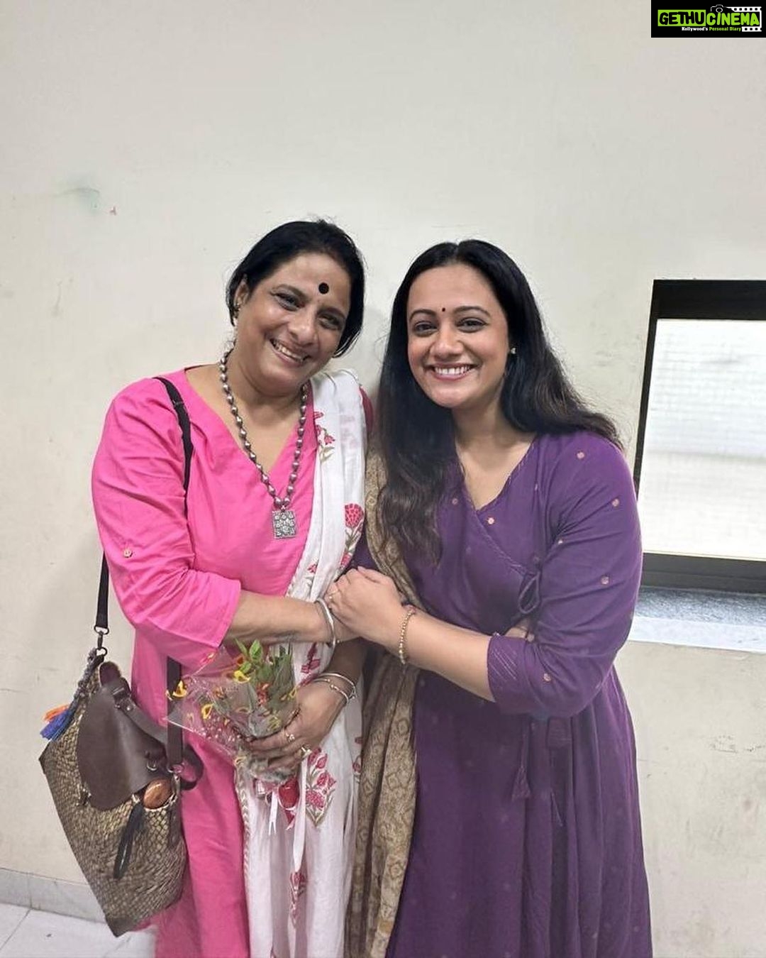 Spruha Joshi Instagram - ‘स्वरगंध’ कलामंच तर्फे आजचा गोरेगावातला आमचा प्रयोग काय तुफान रंगलाय! आजच्या जाणत्या रसिकांमध्ये माझी लाडकी शुभांगी मावशी आणि मिलिंद दादा आवर्जून उपस्थित होते. त्यांच्या डोळ्यांतलं कौतुक ही आजची सगळ्यात मोठी कमाई!!! Outfit by :- @cottoncottageindia Styled by :- @tanmay_jangam #spruhajoshi #actingcareer #marathiactors #movies #theatre #actorslife #marathitelevision #singer #artist #mumbai