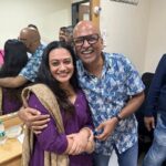 Spruha Joshi Instagram - ‘स्वरगंध’ कलामंच तर्फे आजचा गोरेगावातला आमचा प्रयोग काय तुफान रंगलाय! आजच्या जाणत्या रसिकांमध्ये माझी लाडकी शुभांगी मावशी आणि मिलिंद दादा आवर्जून उपस्थित होते. त्यांच्या डोळ्यांतलं कौतुक ही आजची सगळ्यात मोठी कमाई!!! Outfit by :- @cottoncottageindia Styled by :- @tanmay_jangam #spruhajoshi #actingcareer #marathiactors #movies #theatre #actorslife #marathitelevision #singer #artist #mumbai