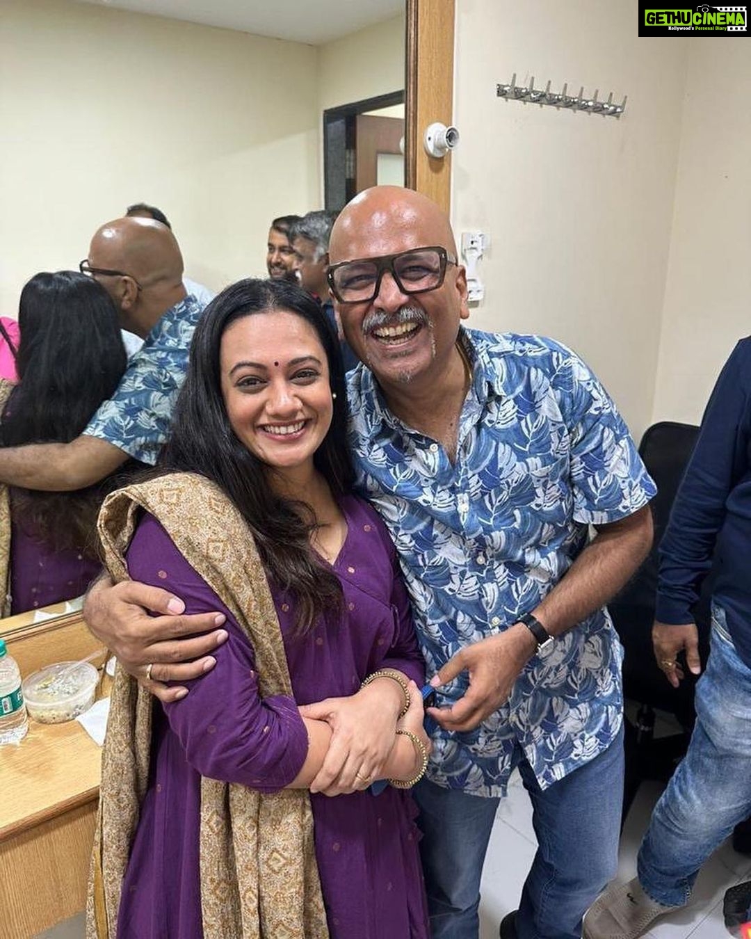 Spruha Joshi Instagram - ‘स्वरगंध’ कलामंच तर्फे आजचा गोरेगावातला आमचा प्रयोग काय तुफान रंगलाय! आजच्या जाणत्या रसिकांमध्ये माझी लाडकी शुभांगी मावशी आणि मिलिंद दादा आवर्जून उपस्थित होते. त्यांच्या डोळ्यांतलं कौतुक ही आजची सगळ्यात मोठी कमाई!!! Outfit by :- @cottoncottageindia Styled by :- @tanmay_jangam #spruhajoshi #actingcareer #marathiactors #movies #theatre #actorslife #marathitelevision #singer #artist #mumbai