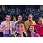 Spruha Joshi Instagram - ‘स्वरगंध’ कलामंच तर्फे आजचा गोरेगावातला आमचा प्रयोग काय तुफान रंगलाय! आजच्या जाणत्या रसिकांमध्ये माझी लाडकी शुभांगी मावशी आणि मिलिंद दादा आवर्जून उपस्थित होते. त्यांच्या डोळ्यांतलं कौतुक ही आजची सगळ्यात मोठी कमाई!!! Outfit by :- @cottoncottageindia Styled by :- @tanmay_jangam #spruhajoshi #actingcareer #marathiactors #movies #theatre #actorslife #marathitelevision #singer #artist #mumbai