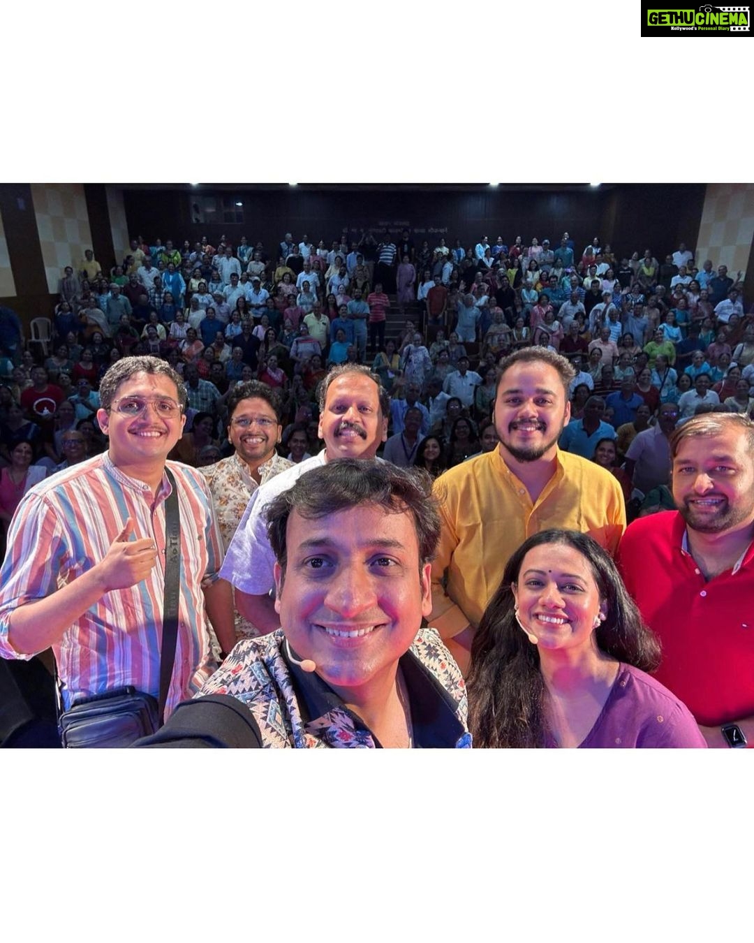 Spruha Joshi Instagram - ‘स्वरगंध’ कलामंच तर्फे आजचा गोरेगावातला आमचा प्रयोग काय तुफान रंगलाय! आजच्या जाणत्या रसिकांमध्ये माझी लाडकी शुभांगी मावशी आणि मिलिंद दादा आवर्जून उपस्थित होते. त्यांच्या डोळ्यांतलं कौतुक ही आजची सगळ्यात मोठी कमाई!!! Outfit by :- @cottoncottageindia Styled by :- @tanmay_jangam #spruhajoshi #actingcareer #marathiactors #movies #theatre #actorslife #marathitelevision #singer #artist #mumbai