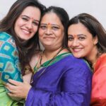 Spruha Joshi Instagram - I Hate to cook when my mother is hovering around. And so does my mom when her mother is constantly looking at her.. some traits are passed down through the generations I guess. 🥰 Happy Mother’s Day. #spruhajoshi #marathiactors #motherdaughter #mothersday #movies #theatre #actorslife #zee #zeemarathi #marathitelevision