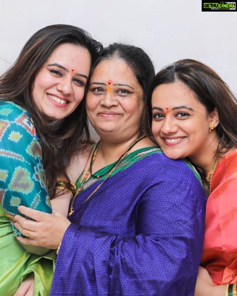 Spruha Joshi Instagram - I Hate to cook when my mother is hovering around. And so does my mom when her mother is constantly looking at her.. some traits are passed down through the generations I guess. 🥰 Happy Mother’s Day. #spruhajoshi #marathiactors #motherdaughter #mothersday #movies #theatre #actorslife #zee #zeemarathi #marathitelevision