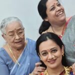 Spruha Joshi Instagram - I Hate to cook when my mother is hovering around. And so does my mom when her mother is constantly looking at her.. some traits are passed down through the generations I guess. 🥰 Happy Mother’s Day. #spruhajoshi #marathiactors #motherdaughter #mothersday #movies #theatre #actorslife #zee #zeemarathi #marathitelevision