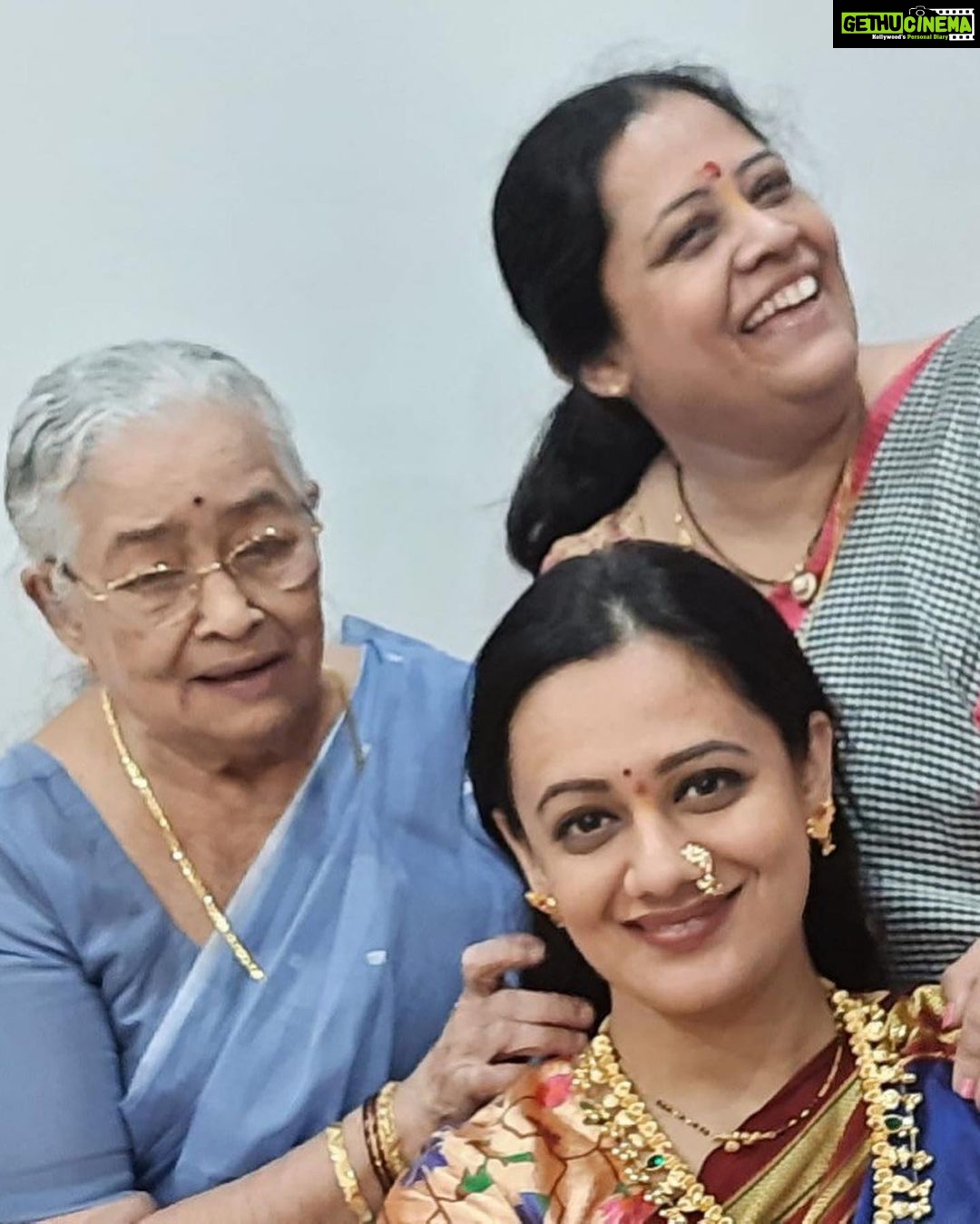 Spruha Joshi Instagram - I Hate to cook when my mother is hovering around. And so does my mom when her mother is constantly looking at her.. some traits are passed down through the generations I guess. 🥰 Happy Mother’s Day. #spruhajoshi #marathiactors #motherdaughter #mothersday #movies #theatre #actorslife #zee #zeemarathi #marathitelevision