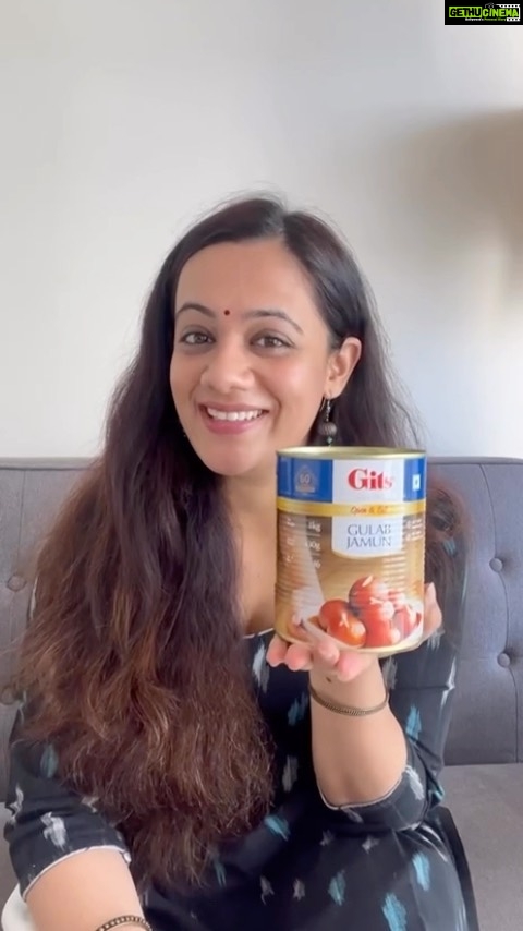 Spruha Joshi Instagram - सर्व गुलाबजाम प्रेमींना आमंत्रण! World Gulabjamun Day च्या आनंदात भाग घ्या आणि आज @gitsfood चा ‘गुलाबजाम’ आनंद घ्या. 🥳 🎉 #worldgulabjamunday #gulabjamun #gitsfood #spruhajoshi #marathiactors #movies #theatre #actorslife #marathitelevision