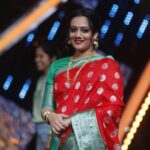 Spruha Joshi Instagram - मज महाराष्ट्र माझा समृद्ध, हासरा हवा.. मी नवीन उन्मेषाचा हा सूर साधतो नवा मी उंच भरारी घेतो इतिहासाच्या पंखांनी मी माझी ओळख देतो शिवबाच्या पोवाड्यांनी मी महाराष्ट्र धर्माचा शब्दार्थ शोधतो नवा मी नवीन उन्मेषाचा हा सूर साधतो नवा.. या मंगल चैतन्याची पालखी मला वाहू दे केशरी पहाटेसाठी हाती मशाल घेऊ दे.. आनंदी, शांत उद्याचा कैवल्याचा निज ठेवा मी नवीन उन्मेषाचा हा सूर साधतो नवा ही काळी काळी माती अन् सह्याद्रीची छाती मी पसायदानासंगे जोडीन नव्याने नाती.. ही परंपरा श्रीमंती, नव बहराचा मी दुवा. मी नवीन उन्मेषाचा हा सूर साधतो नवा.. - स्पृहा #महाराष्ट्रदिन #१मे #कामगारदिन