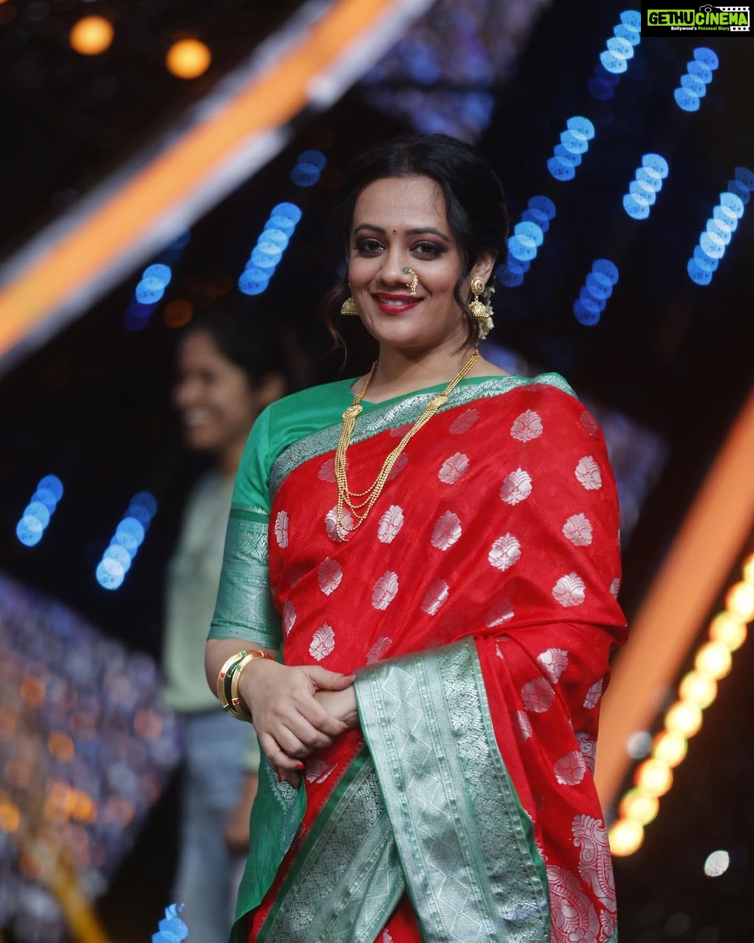 Spruha Joshi Instagram - मज महाराष्ट्र माझा समृद्ध, हासरा हवा.. मी नवीन उन्मेषाचा हा सूर साधतो नवा मी उंच भरारी घेतो इतिहासाच्या पंखांनी मी माझी ओळख देतो शिवबाच्या पोवाड्यांनी मी महाराष्ट्र धर्माचा शब्दार्थ शोधतो नवा मी नवीन उन्मेषाचा हा सूर साधतो नवा.. या मंगल चैतन्याची पालखी मला वाहू दे केशरी पहाटेसाठी हाती मशाल घेऊ दे.. आनंदी, शांत उद्याचा कैवल्याचा निज ठेवा मी नवीन उन्मेषाचा हा सूर साधतो नवा ही काळी काळी माती अन् सह्याद्रीची छाती मी पसायदानासंगे जोडीन नव्याने नाती.. ही परंपरा श्रीमंती, नव बहराचा मी दुवा. मी नवीन उन्मेषाचा हा सूर साधतो नवा.. - स्पृहा #महाराष्ट्रदिन #१मे #कामगारदिन