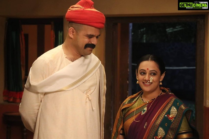 Spruha Joshi Instagram - Today Lokmanya completed 75 episodes and It’s been an amazing journey with everyone. @zeemarathiofficial @dashami_official @malegaonkasuperman @kalyanipathare @adwaitdadarkarofficial @ashutoshparandkar @niranjanparandkar @fidato_83 @kshitish.date__making.believe @aparna.padgaonkar @ninadvaidya #spruhajoshi #marathiactors #movies #theatre #actorslife #zee #zeemarathi #marathitelevision #lokmanya #lokmanyatilak