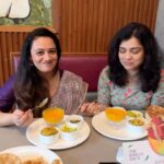 Spruha Joshi Instagram - What better location than @sawaiveg to provide you with a wonderful and cosy Staycation with their delectable food, especially during this season when they have the best mango festival ever. With my dearest @sayalee_marathe Do watch the entire episode on YouTube, link is in the bio. Edited by @_its_just_shital_ #spruhajoshi #spruhavarad #actor #performer #food #foodie #mango #mangolover #staycation #pune