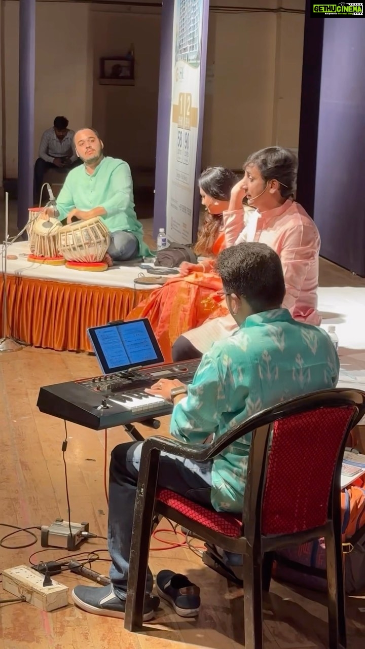 Spruha Joshi Instagram - पहिल्या प्रयोगाला पुण्याच्या प्रेक्षकांचा उत्तम प्रतिसाद मुंबईतील पहिला प्रयोग - मंगळ १८ एप्रिल रात्री ८ वा. श्री शिवाजी मंदिर दादर. #spruhajoshi #actingcareer #marathiactors #movies #theatre #actorslife #marathitelevision #singer #artist #mumbai #dadar