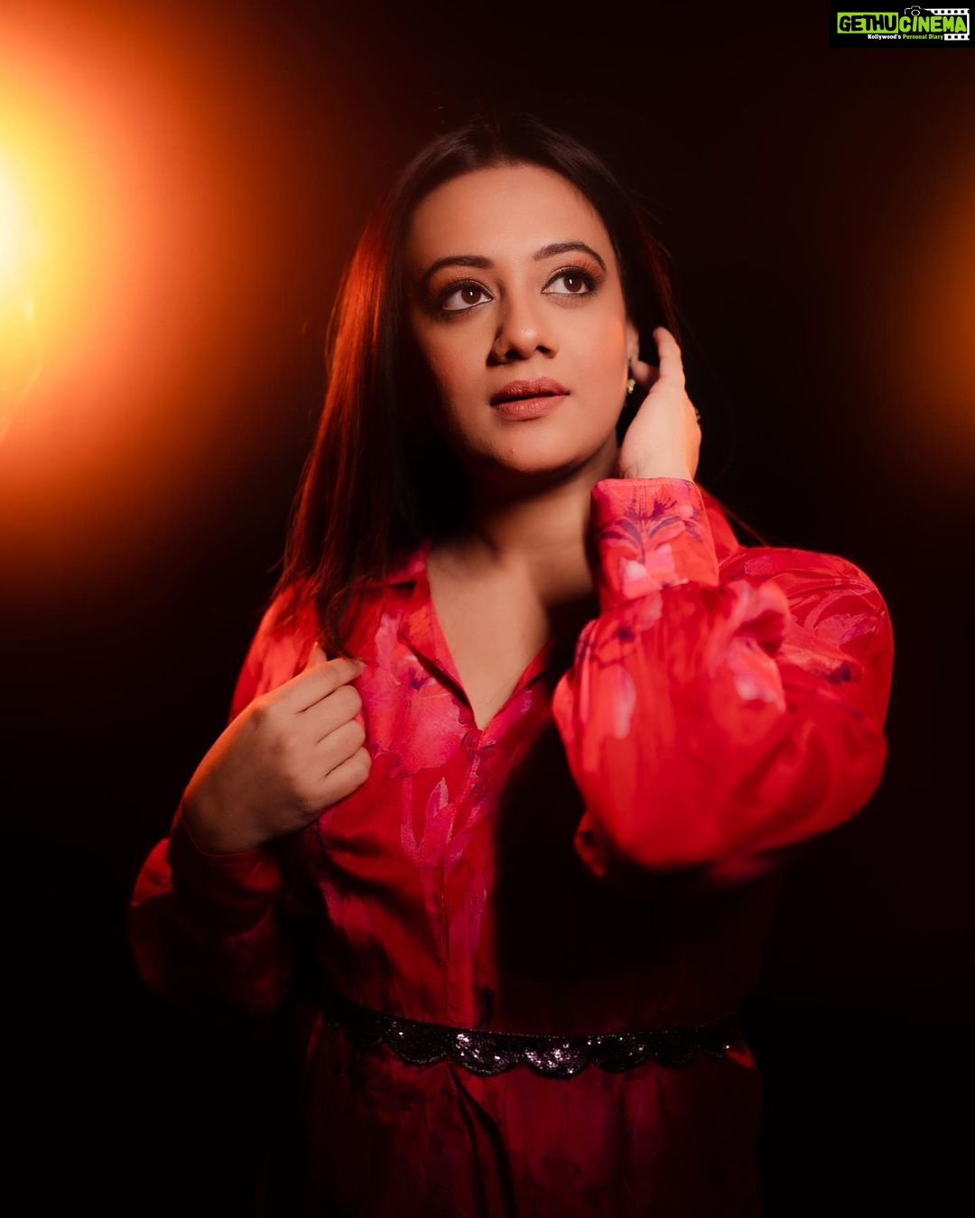 Spruha Joshi Instagram - You were not given this life to be Average Shot by - @ganesh_theshutterkey Styled by - @shalmalee_t MUA - @rathod_pournima #spruhajoshi #actingcareer #marathiactors #movies #theatre #actorslife #marathitelevision