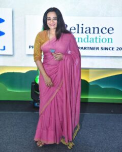 Spruha Joshi Instagram - Anchoring the joyous celebration of the ‘Farmer Cup 2023’ by Paani Foundation with the amazing Neeraj Narkar. Thank you Satyajit Bhatkal, Amir khan, Kiran Rao for including me in this team of superlatively talented people and giving me an opportunity to experience the joy, tears, love and the humongous strength of our own people. Anchoring this event has become an yearly ritual for me and I’m blessed to be a part of the team. Styled by : @tanmay_jangam Saree by - @suta_bombay 📸 @sagardaniphotos #spruhajoshi #actingcareer #marathiactors #movies #theatre #actorslife #marathitelevision