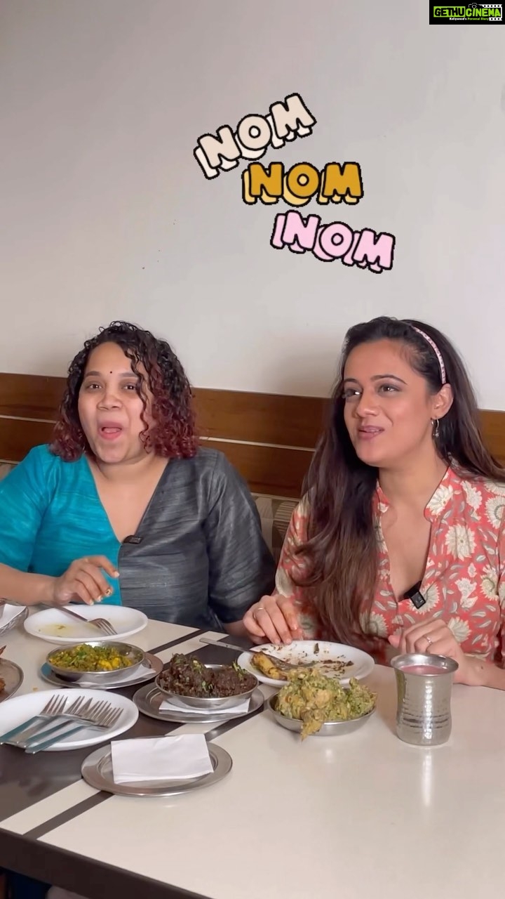 Spruha Joshi Instagram - Witnessing the beauty and awe of the restaurant, with some amazing conversations with @sagardeshmukh_2000 @aartiwadagbalkar and good food👏 Shot & Edited by @avaliya_avadhut #spruhajoshi #spruhavarad #actor #performer #food #foodie #seafood