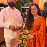 Spruha Joshi Instagram - आज माननीय मुख्यमंत्री श्री एकनाथजी शिंदे यांनी वर्षा बंगल्यावर गणपतीच्या दर्शनासाठी आमंत्रण दिले. त्यांचे मनापासून आभार. या निमिताने अनेक मित्रमंडळींची भेट झाली..