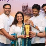 Spruha Joshi Instagram - ‘नवं कोरं’ keeps bringing blessings in so many ways! इतकी सुंदर दाद.. इतके सुंदर प्रेक्षक! Do come to our next shows which are on - 18th February, Badlapur & 19th February, Dombivali @shabd_savali @kaviprathamesh @alokwired @aadityadavane @writeright.sanket #spruhajoshi #poem #poetry #poetrycommunity #marathi #marathipoems #kavita #marathikavita #actor #actorslife #marathiactors