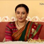 Spruha Joshi Instagram - तुमच्यासाठी घेऊन आलो आहोत एक खास स्पर्धा. येत्या गुरुवारपासून सुरु होणाऱ्या या स्पर्धेमध्ये आम्ही विचारलेल्या काही सोप्या प्रश्नांची उत्तरे तुम्हांला द्यायची आहेत, आणि तुमच्यापैकी काही भाग्यवान विजेत्यांना मिळेल एक खास गिफ्ट. तर नक्की पहा 'लोकमान्य' बुधवार ते शनिवार, रात्री ९.३० वाजता फक्त झी मराठीवर आणि या स्पर्धेत सहभाग घ्या. #Dashami #Lokmanya #ZeeMarathi #Contest #ContestAlert