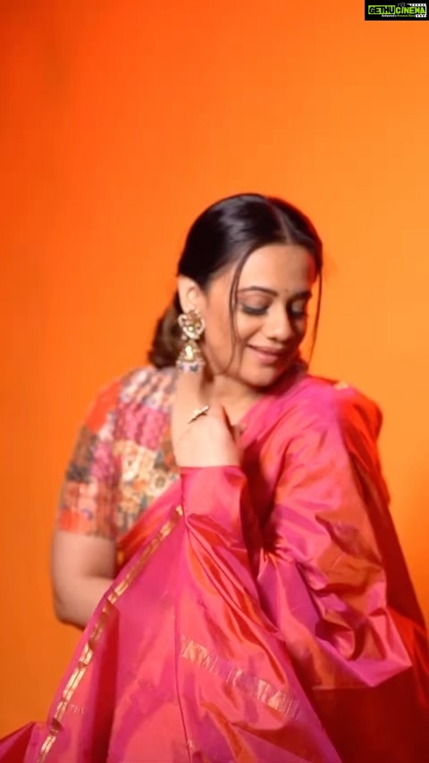 Spruha Joshi Instagram - Grow through what you go through Shot and edited by - @ganesh_theshutterkey Saree - @kalamandir_thane Styled by - @shalmalee_t MUA - @rathod_pournima #spruhajoshi #actingcareer #marathiactors #movies #theatre #actorslife #marathitelevision #sareelove #explorepage #sareefashion
