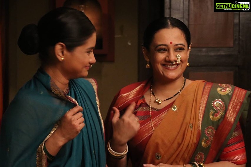 Spruha Joshi Instagram - Today Lokmanya completed 75 episodes and It’s been an amazing journey with everyone. @zeemarathiofficial @dashami_official @malegaonkasuperman @kalyanipathare @adwaitdadarkarofficial @ashutoshparandkar @niranjanparandkar @fidato_83 @kshitish.date__making.believe @aparna.padgaonkar @ninadvaidya #spruhajoshi #marathiactors #movies #theatre #actorslife #zee #zeemarathi #marathitelevision #lokmanya #lokmanyatilak