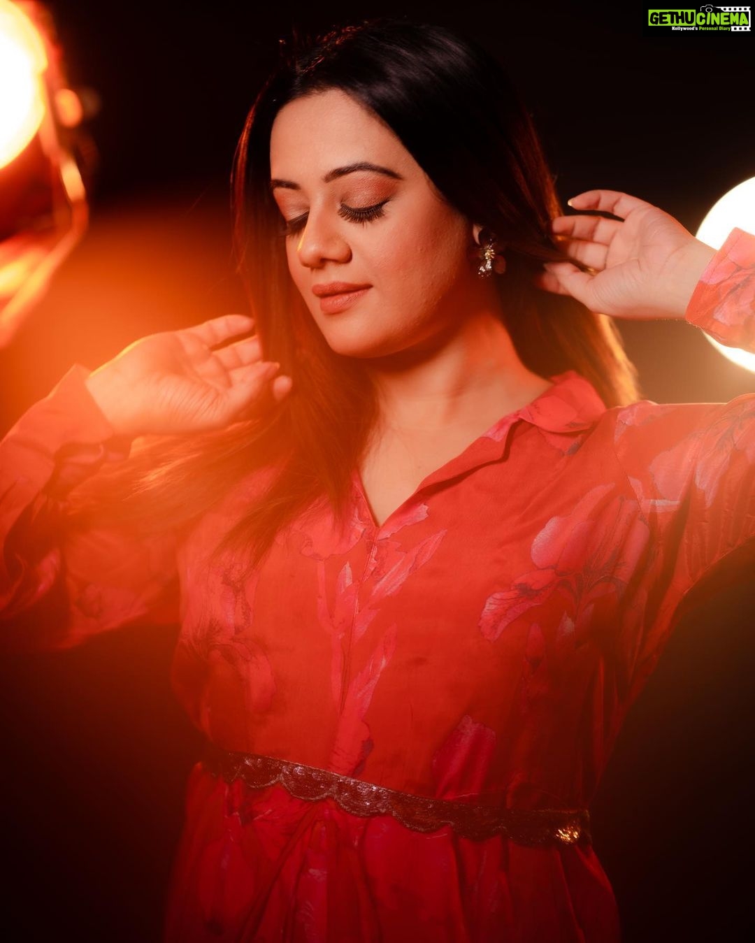 Spruha Joshi Instagram - You were not given this life to be Average Shot by - @ganesh_theshutterkey Styled by - @shalmalee_t MUA - @rathod_pournima #spruhajoshi #actingcareer #marathiactors #movies #theatre #actorslife #marathitelevision