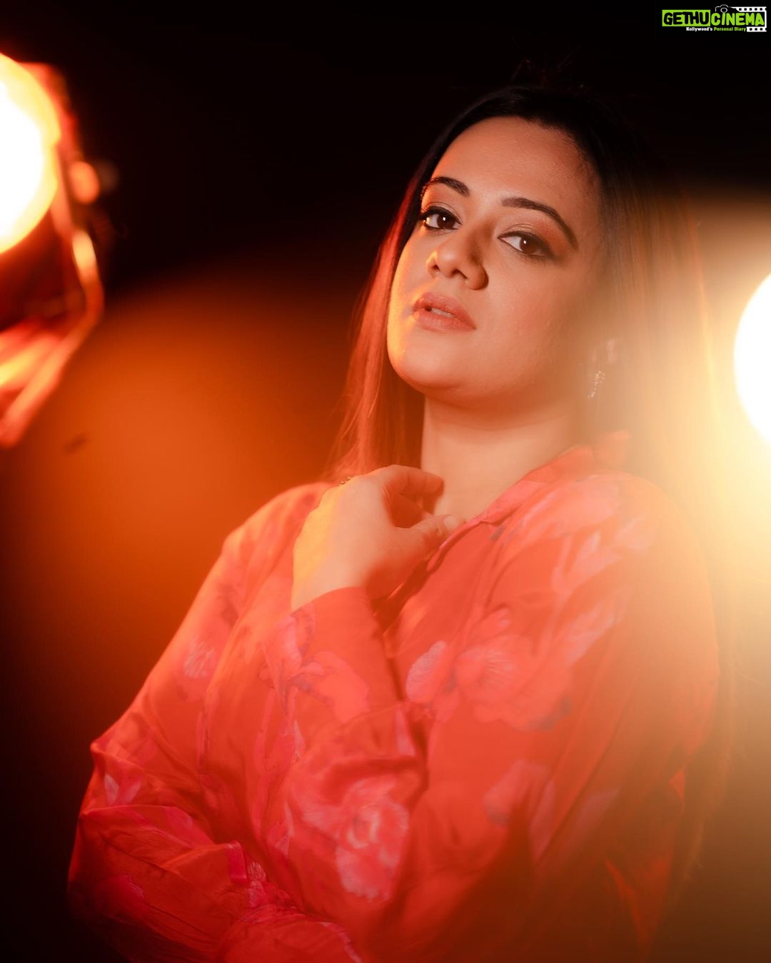 Spruha Joshi Instagram - You were not given this life to be Average Shot by - @ganesh_theshutterkey Styled by - @shalmalee_t MUA - @rathod_pournima #spruhajoshi #actingcareer #marathiactors #movies #theatre #actorslife #marathitelevision