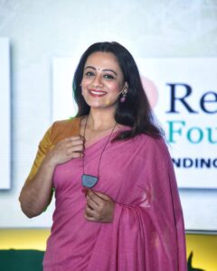 Spruha Joshi Instagram - Anchoring the joyous celebration of the ‘Farmer Cup 2023’ by Paani Foundation with the amazing Neeraj Narkar. Thank you Satyajit Bhatkal, Amir khan, Kiran Rao for including me in this team of superlatively talented people and giving me an opportunity to experience the joy, tears, love and the humongous strength of our own people. Anchoring this event has become an yearly ritual for me and I’m blessed to be a part of the team.

Styled by : @tanmay_jangam 
Saree by - @suta_bombay 
📸 @sagardaniphotos 

#spruhajoshi #actingcareer #marathiactors #movies #theatre #actorslife #marathitelevision
