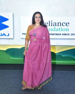 Spruha Joshi Instagram - Anchoring the joyous celebration of the ‘Farmer Cup 2023’ by Paani Foundation with the amazing Neeraj Narkar. Thank you Satyajit Bhatkal, Amir khan, Kiran Rao for including me in this team of superlatively talented people and giving me an opportunity to experience the joy, tears, love and the humongous strength of our own people. Anchoring this event has become an yearly ritual for me and I’m blessed to be a part of the team.

Styled by : @tanmay_jangam 
Saree by - @suta_bombay 
📸 @sagardaniphotos 

#spruhajoshi #actingcareer #marathiactors #movies #theatre #actorslife #marathitelevision