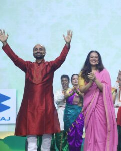 Spruha Joshi Instagram - Anchoring the joyous celebration of the ‘Farmer Cup 2023’ by Paani Foundation with the amazing Neeraj Narkar. Thank you Satyajit Bhatkal, Amir khan, Kiran Rao for including me in this team of superlatively talented people and giving me an opportunity to experience the joy, tears, love and the humongous strength of our own people. Anchoring this event has become an yearly ritual for me and I’m blessed to be a part of the team.

Styled by : @tanmay_jangam 
Saree by - @suta_bombay 
📸 @sagardaniphotos 

#spruhajoshi #actingcareer #marathiactors #movies #theatre #actorslife #marathitelevision